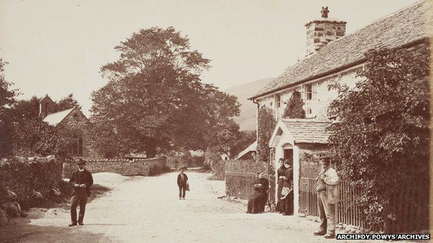 Pentref Llanwddyn, gyda tafarn y Powis Arms a hen eglwys St Johns yn y pellter