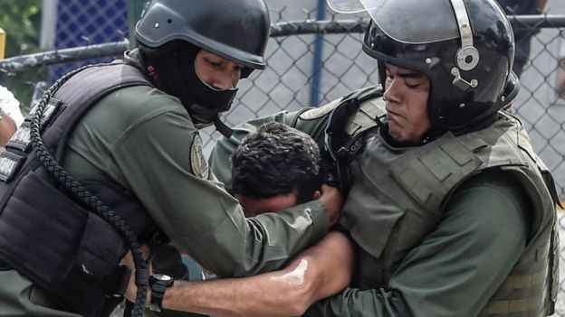 policia apresa a un hombre