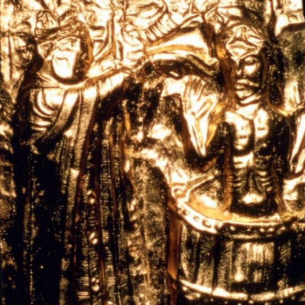 Una placa dorada registra el bautizo del rey Harald Gormsson.