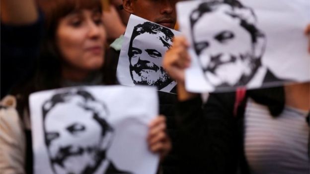 Pessoas com cartazes de Lula
