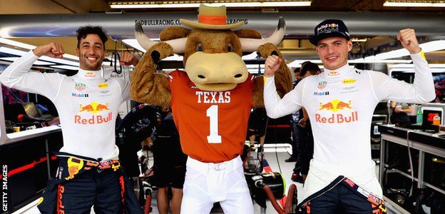Bevo the Texas Longhorns mascot with Daniel Ricciardo and Max Verstappen