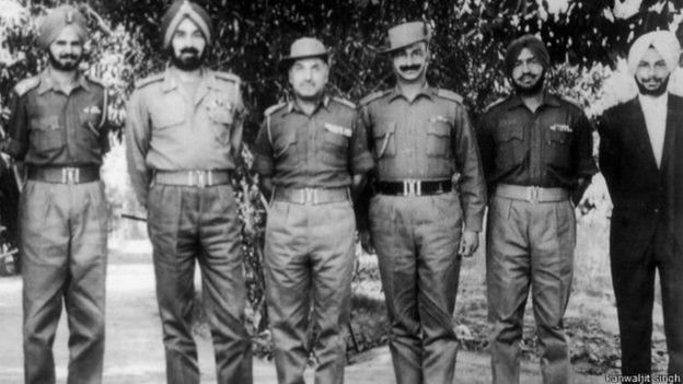 ஜெனரல் ஹர்பக்ஷ் சிங்கிடம் பர்க்கி போரை பற்றி பேசச் சென்ற லெப்டினெண்ட் ஜெனரல் கன்வல்ஜித் சிங் (வலப்புறம்)