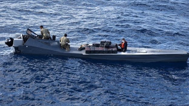 Un equipo de abordaje de la Guardia Costera retira más de 800 kilos de cocaína de un barco semisumergible.