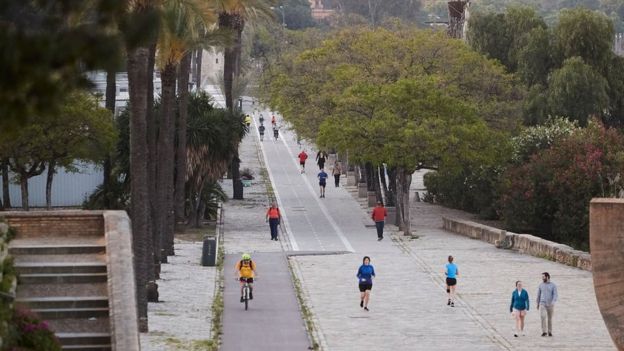 Испанцы занимаются спортом на улице