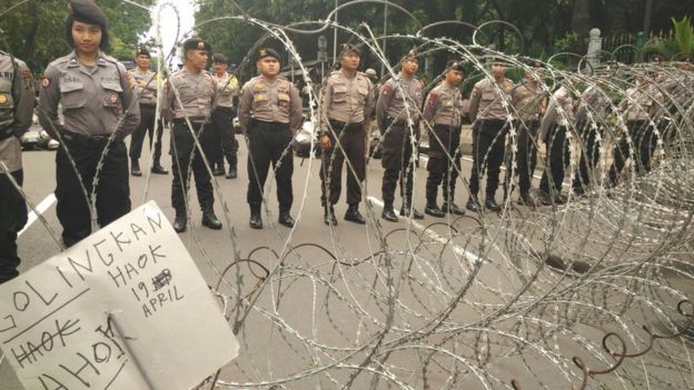 Polisi menutup akses dari Patung Kuda menuju Istana.