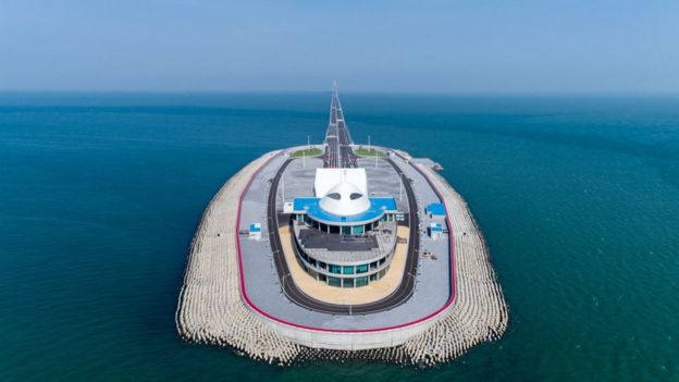 Vista aérea de ilha artificial construída dentro do projeto da maior ponte marítima do mundo, que conecta Hong Kong-Zhuhai-Macau