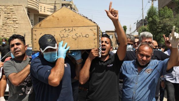 Mourners carry the coffin of Hisham al-Hashimi in Baghdad (7 July 2020)