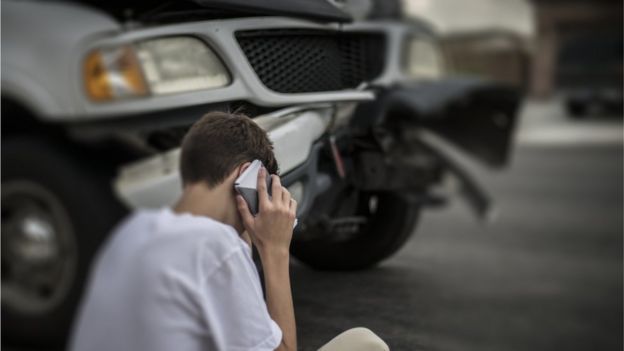 Joven llamando por teléfono después de un accidente.