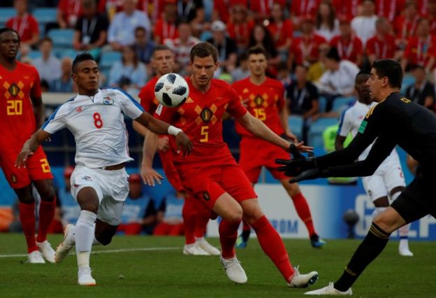 Bárcenas busca el balón en una de las pocas llegadas de Panamá al área belga.