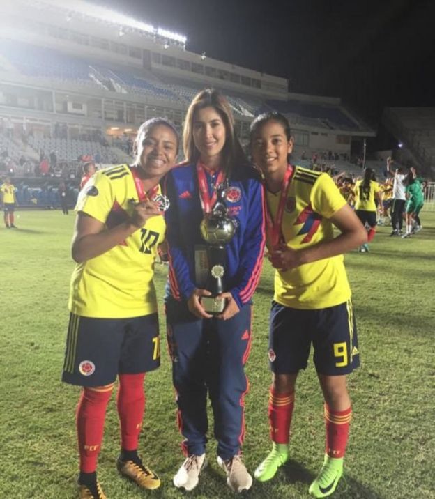 Carolina Rozo junto a dos jugadoras de la selección colombiana.