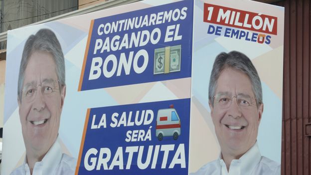 Cartel con la imagen del candidato Guillermo Lasso.