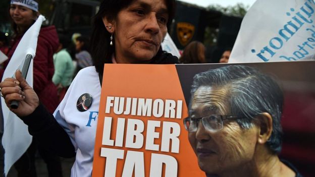 Mujer con cartel que dice: "Fujimori libertad".
