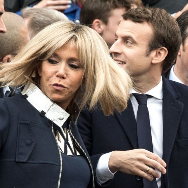 Macron con su mujer, Brigitte.