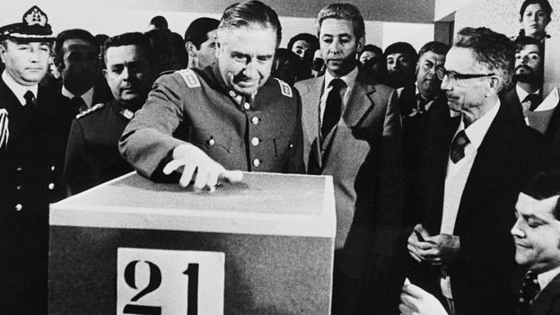 El general Pinochet durante el referendo para aprobar la Constitución de 1980.
