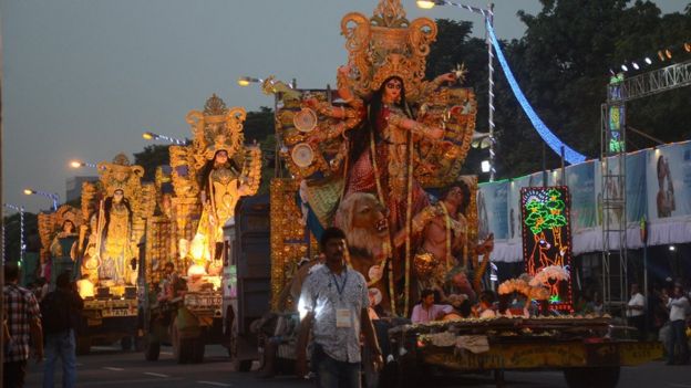 কলকাতায় দুর্গাপুজার বিসর্জন শোভাযাত্রা। শহরে বহু তৃণমূল নেতার উত্থানের পেছনেই আছে তাদের দুর্গাপূজার ভূমিকা