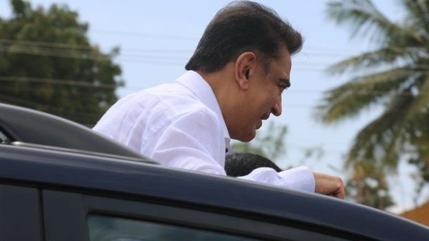 ராமேஷ்வரத்தில் ரசிகர்களை பார்த்து கையசைத்த கமல்