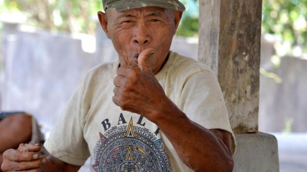 Imagem mostra homem de vila na Indonésia se comunicando pela linguagem de sinais chamada Kata Kolok