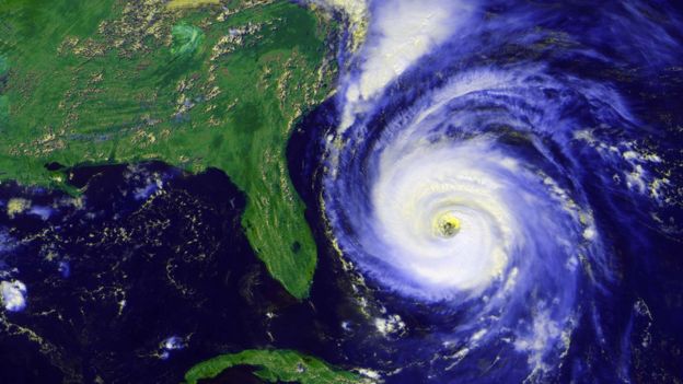 Imagen satelital de un huracán en la costa sur de Estados Unidos, cerca de Florida.
