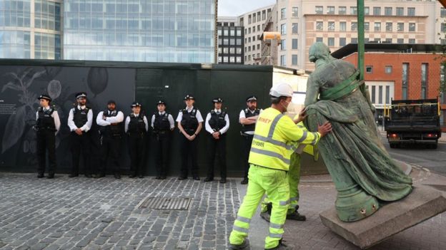 Estátua de Robert Milligan sendo retirada das docas de Londres