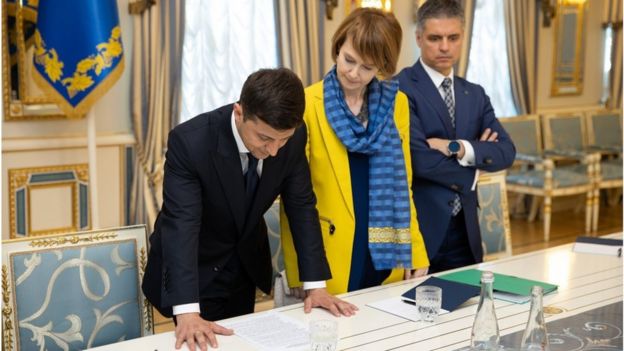 Олена Зеркаль була поруч із новим президентом Зеленським у день інавгурації. Згодом зявилася інформація про її призначення заступником голови президентської адміністрації. Але врешті ним став Вадим Пристайко
