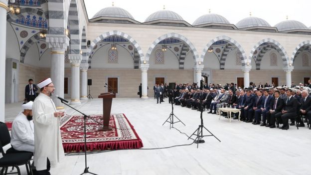 BiÅkek Cumhuriyet Merkez Ä°mam Serahsi Camii, EylÃ¼l 2018'de CumhurbaÅkanÄ± Recep Tayyip ErdoÄan, KÄ±rgÄ±zistan CumhurbaÅkanÄ± Sooronbay Ceenbekov ve Diyanet Ä°Åleri BaÅkanÄ± Ali ErbaÅ'Ä±n katÄ±lÄ±mÄ±yla aÃ§Ä±ldÄ±.