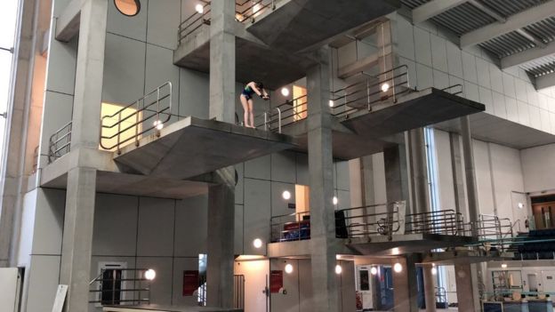 Maddy sobre el trampolín.