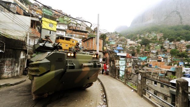 Militares en un tanque