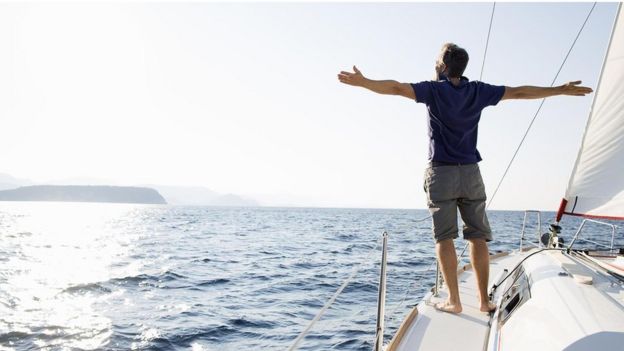 hombre en un barco