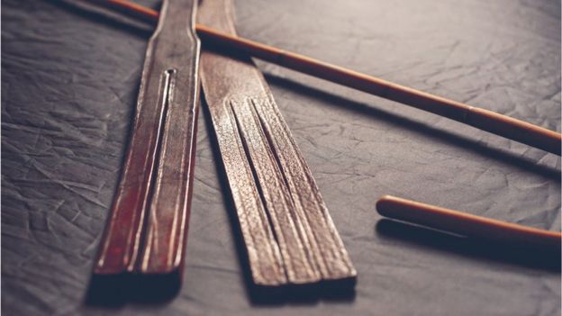 Palmat&oacute;ria sobre uma mesa