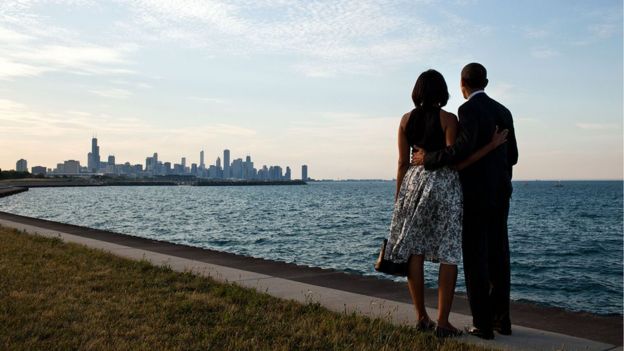 Barack y Michelle Obama en una foto distribuida por la Casa Blanca.
