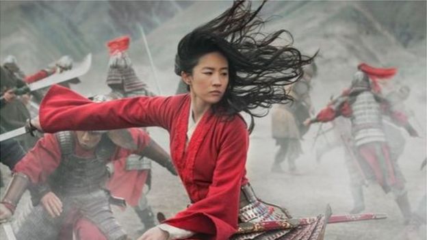 《花木蘭》原定今年 3 月在全球上映，受疫情影響延期到九月開始在串流平台以及台灣等戲院上映。