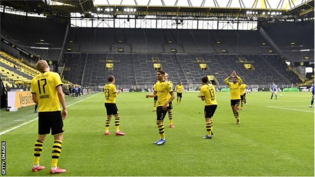 Jugadores del Borussia Dortmund celebrando a distancia