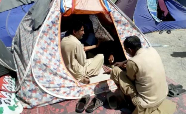 Taftan camp - people sharing tent