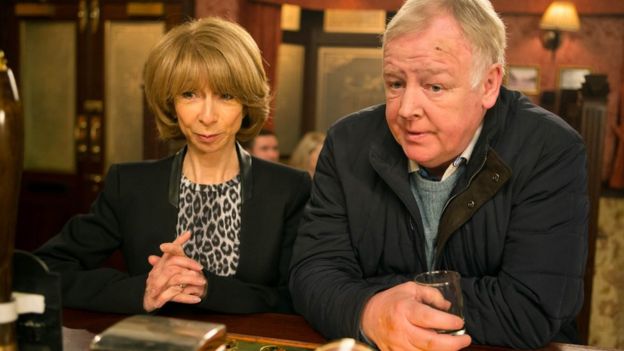 Les Dennis to leave Coronation Street - BBC News