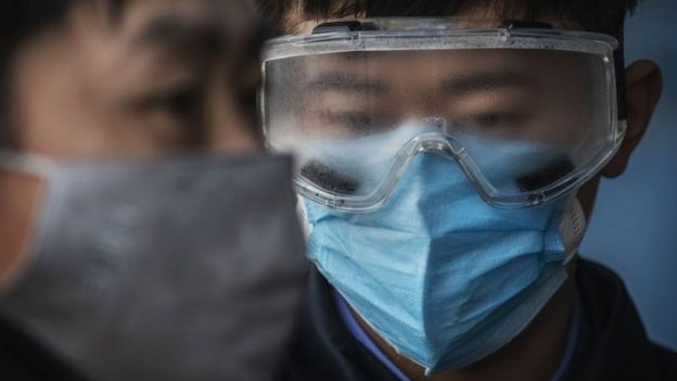 Chineses usam material de proteção
