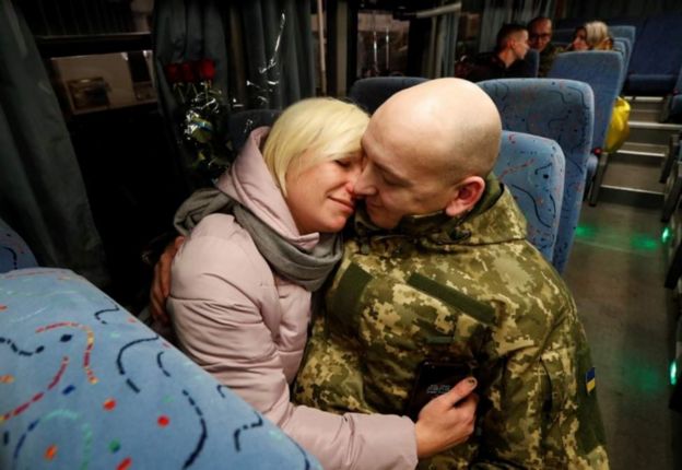 Освобожденных украинских пленных встречали родные