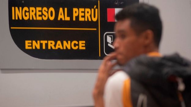 Una persona en un puesto migratorio en Tumbes, Perú.