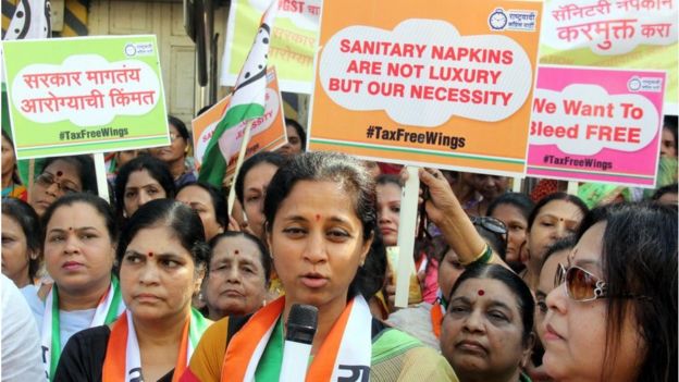 স্যানিটারি ন্যাপকিনের ওপর করারোপের বিরুদ্ধে মেয়েদের বিক্ষোভ।
