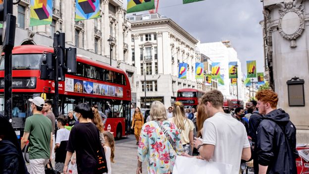 Oxford Street US-themed candy stores raided for fake goods - BBC News