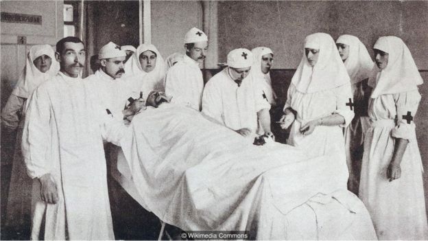 Gedroits, auxiliada pela Imperatriz Alexandra e pelas Grã-duquesas Olga e Tatiana, opera um paciente