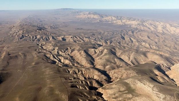 A rachadura de San Andreas atravessa a Califórnia e se estende por 1.300 quilômetros