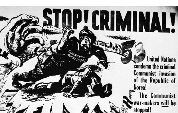 Cartaz diz que a ONU condena a invasão da Coreia do Sul