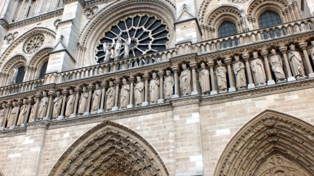 نقل كنوز كاتدرائية نوتردام دو باريس إلى متحف اللوفر