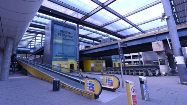 বিমান চলাচল বন্ধ হয়ে যাওয়ার পর গ্যাটউইক বিমানবন্দরের শূন্য নর্থ টার্মিনাল
