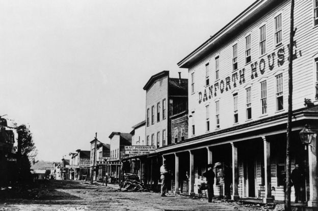 Pithole City en el apogeo de su breve auge petrolero, en 1865.