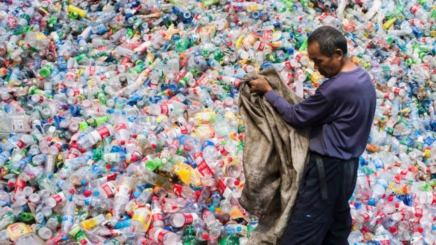 Un trabajador chino trabaja con desechos plásticos.