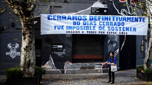 Un cartel de un negocio cerrado en Buenos Aires tras la pandemia del coronavirus.