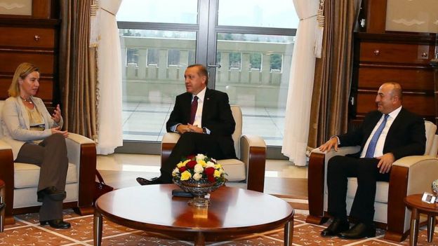 Mogherini, Erdoğan ve Çavuşoğlu Aralık 2014'te Ankara'daki Cumhurbaşkanlığı Sarayı'nda bir araya gelmişti