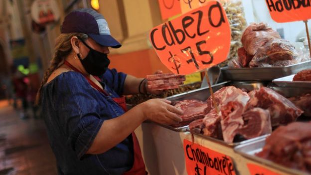 Mujer con mascarilla en mercado de México
