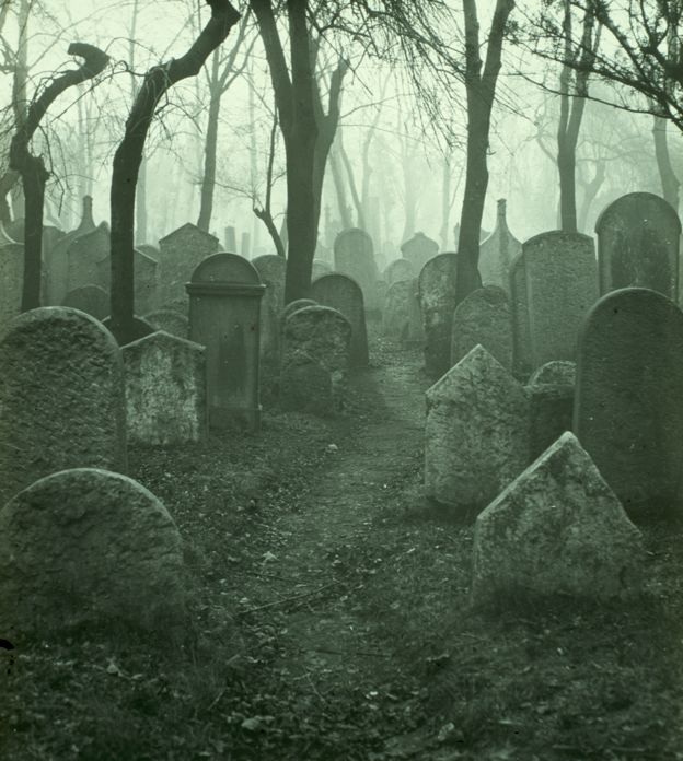 The old Jewish cemetery in Prague, in 1904 (Scheufler collection)